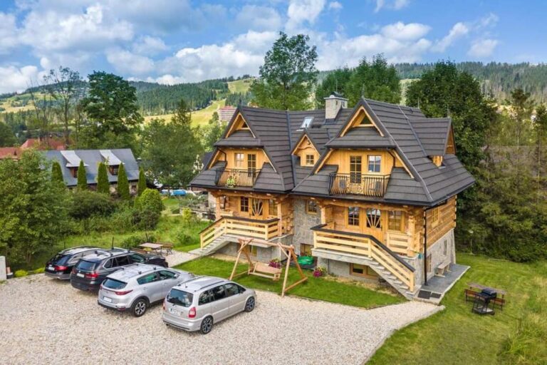 Góralskie Bacówki z Widokiem na Giewont